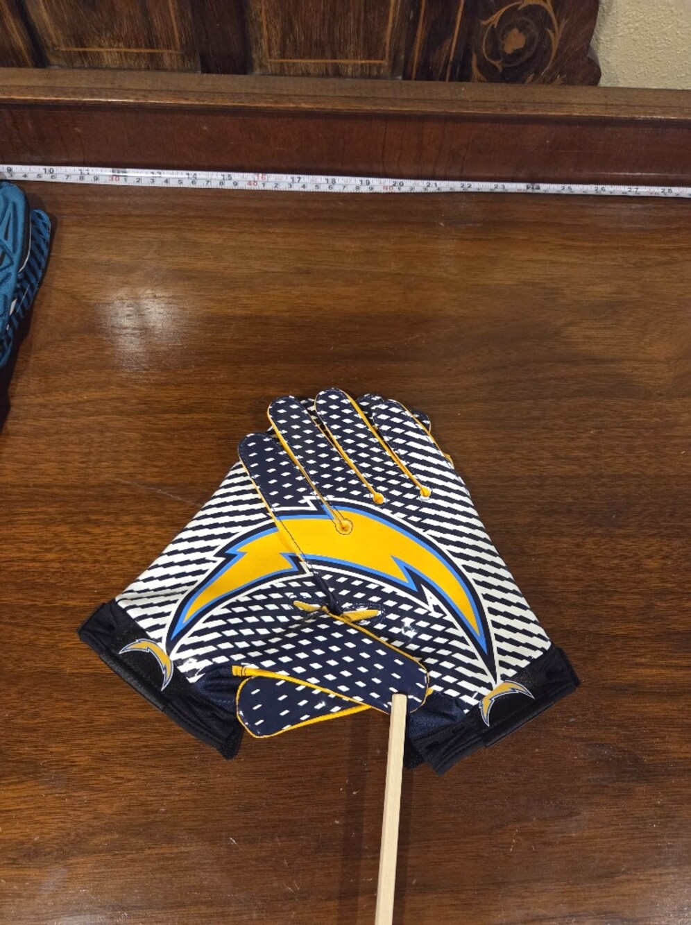 NIKE NFL TEAM EDITION FOOTBALL GLOVES Los Angeles Chargers Yellow & Navy🏈⚡️🏈